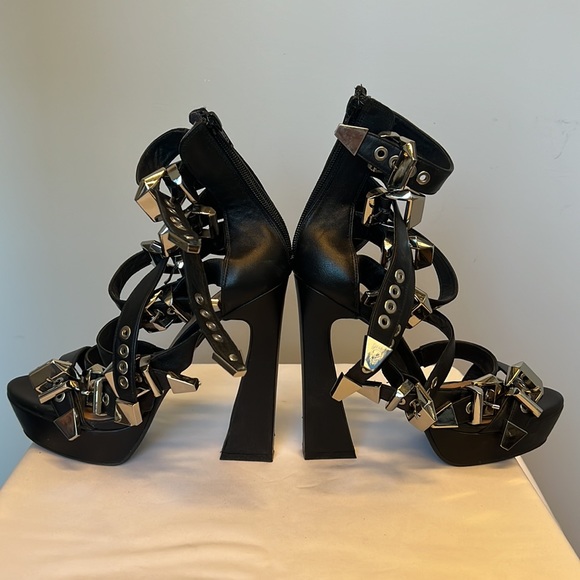Shoes - Black platform heels, good condition